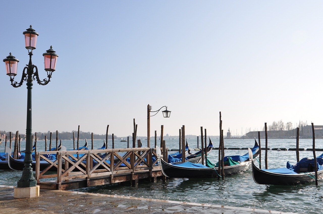 venice, glimpse, gondolas-2048971.jpg